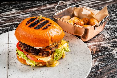 Sığır pirzolası ve fırında patates.