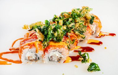 Soslu ve otlu suşi.