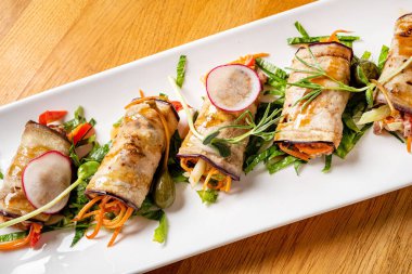 Doldurulmuş patlıcan ve sos.