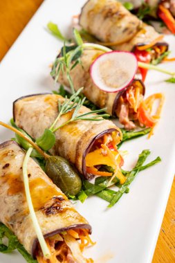 Doldurulmuş patlıcan ve sos.