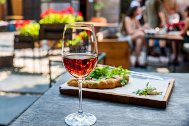 Yazlık teras masası, soğuk servis edilen içecekler ve beyaz tabakta atıştırmalıklar. Kafe konseptinde öğle yemeği ya da akşam yemeği için parti masası