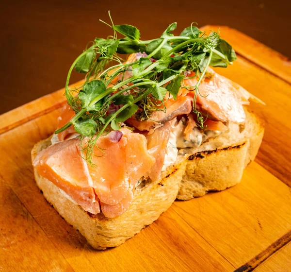 夹鲑鱼和奶酪的三明治 — 图库照片