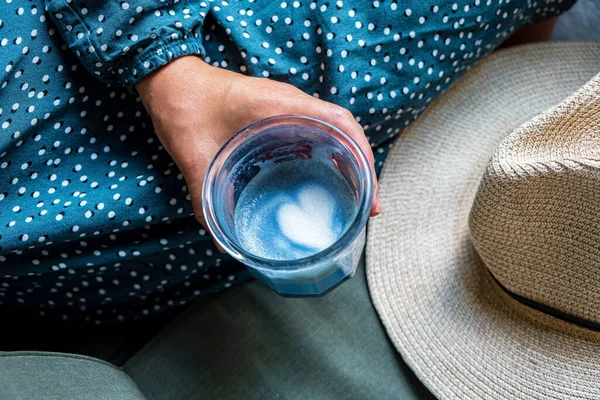 Kvinna Med Färsk Blå Matcha Med Skummande Skum — Stockfoto