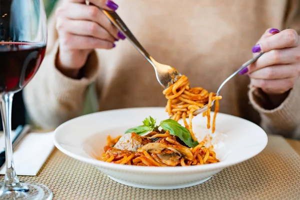 レストランでパスタを食べる女性 — ストック写真