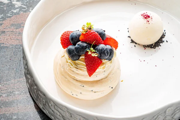 Pavlova Tort Meringue Fructe Padure — Fotografie, imagine de stoc