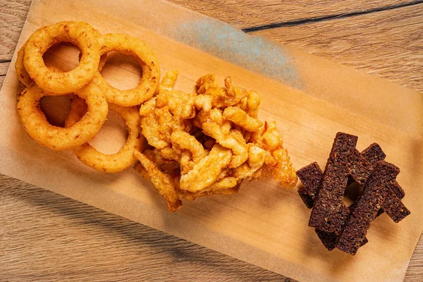 Verschiedene Snacks Auf Dem Holztablett — Stockfoto