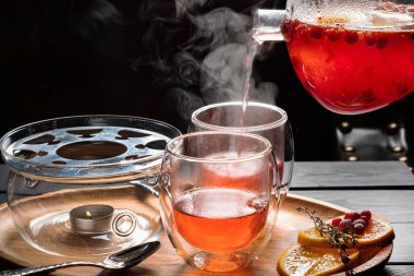 Bitki ve baharatlı Noel çayı.