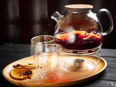 Meyve ve baharatlı şarap.