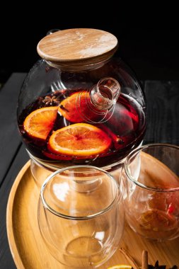 Meyve ve baharatlı şarap.