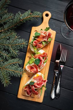 Karanlık Noel masasında bir kanepe