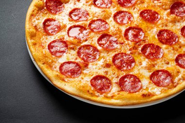 Lezzetli biberli ve domatesli siyah arka plan.