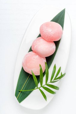 Pembe mochi beyaz üzerine