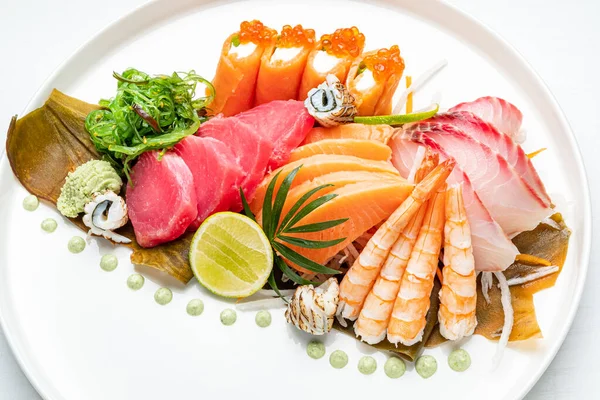レストランでの伝統的な日本料理 健康的でおいしい食事 — ストック写真