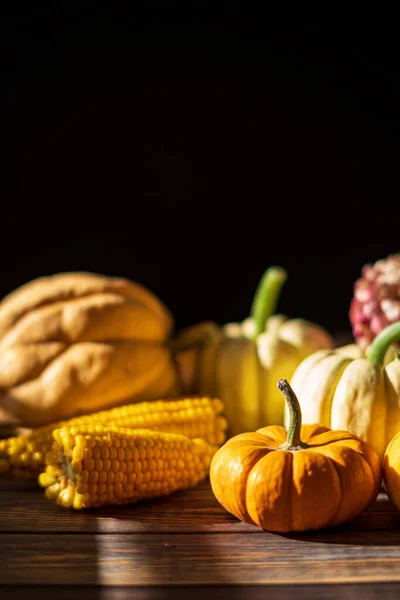 Pompoenen Donkere Houten Ondergrond Halloween Oogsten Thanksgiving Concept — Stockfoto