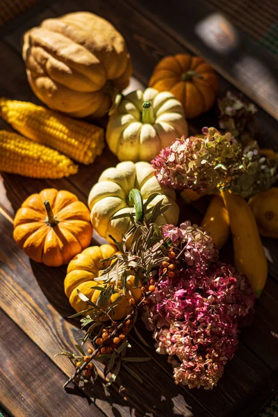 Pompoenen Donkere Houten Ondergrond Halloween Oogsten Thanksgiving Concept — Stockfoto