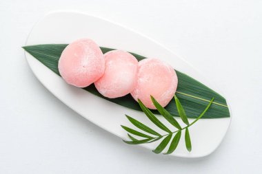 Pembe mochi beyaz üzerine