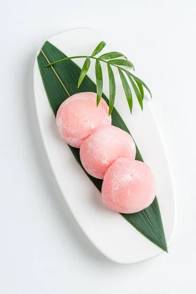 Pembe Mochi Beyaz Üzerine — Stok fotoğraf