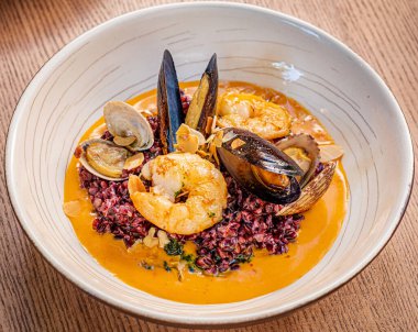 Kabak kremalı çorba ve deniz ürünleri.