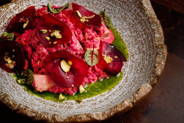 Pancar pilavı ve otlar.