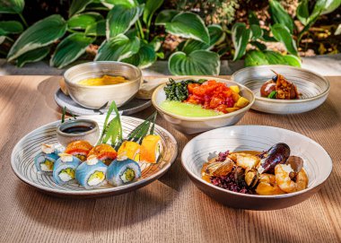 Deniz ürünleri lokantasında akşam yemeği.