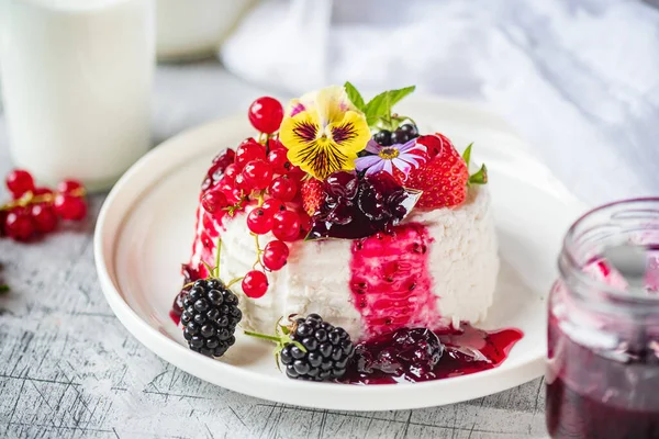 Postre Queso Vegano Con Yogur Bayas Grosellas Rojas —  Fotos de Stock