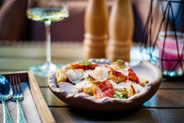 Gevrek ekmek ve pastırmalı Sezar salatası.