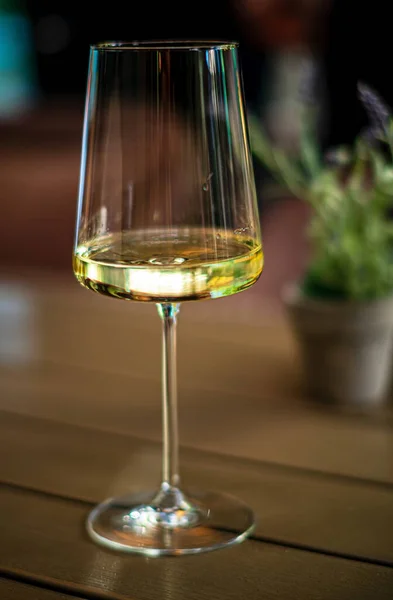 Weißwein Auf Dem Holztisch — Stockfoto