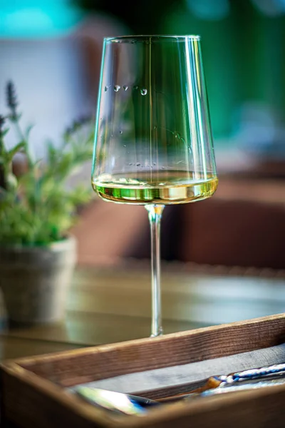 Weißwein Auf Dem Holztisch — Stockfoto