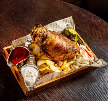 Geleneksel gurme Alman atıştırmalığı kızarmış patates, kızarmış sebzeli ızgara domuz kaburgası, ızgara panelinde bıçak ve bira..