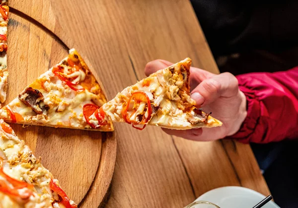 Grupo Pessoas Comendo Pizza — Fotografia de Stock