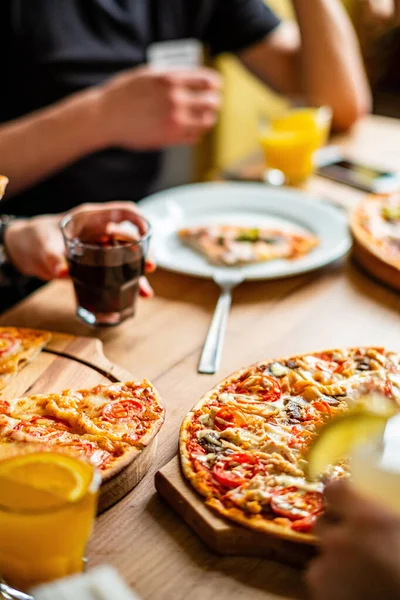 Grupo Personas Comiendo Pizza — Foto de Stock