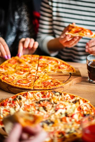 Gruppo Persone Che Mangiano Pizza — Foto Stock