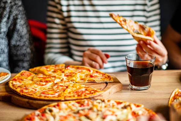 Grupo Personas Comiendo Pizza — Foto de Stock