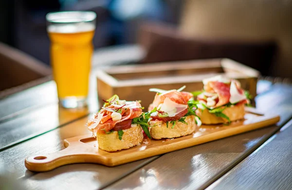 Bruschetta Med Färska Ingredienser Och — Stockfoto