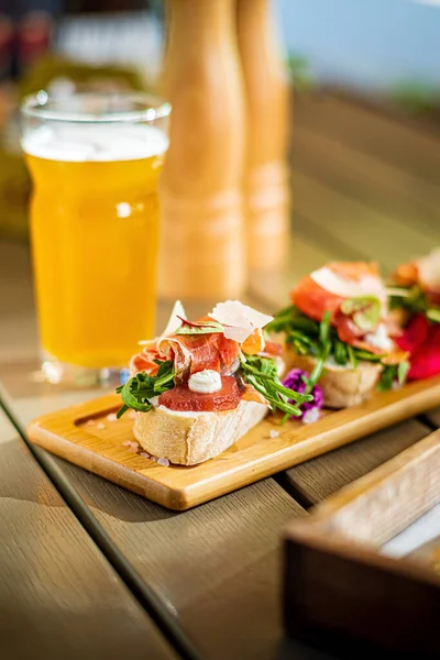 Bruschetta Met Verse Ingrediënten Bier — Stockfoto