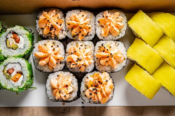 箱の中のおいしい寿司 — ストック写真