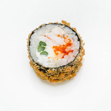 Beyaz arka planda taze suşi.