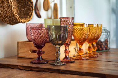 Masada boş renkli bardaklar