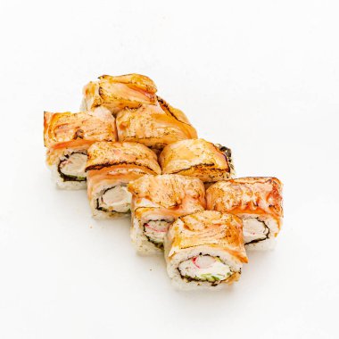 Beyaz arka planda suşi.