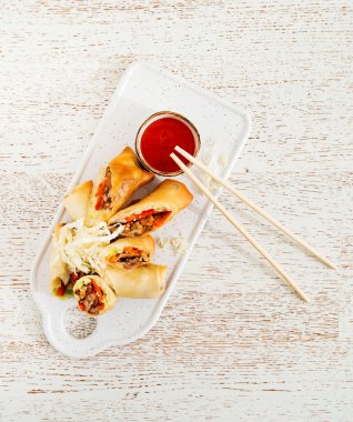  Geleneksel Japon aperatifi, beyaz kağıt arka planda taze sebzelerden yapılmış gurme börek..