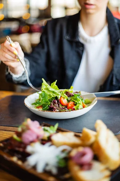 Frau Isst Salat Restaurant — Stockfoto