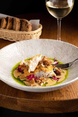 Sebze ve soslu kızarmış balık.