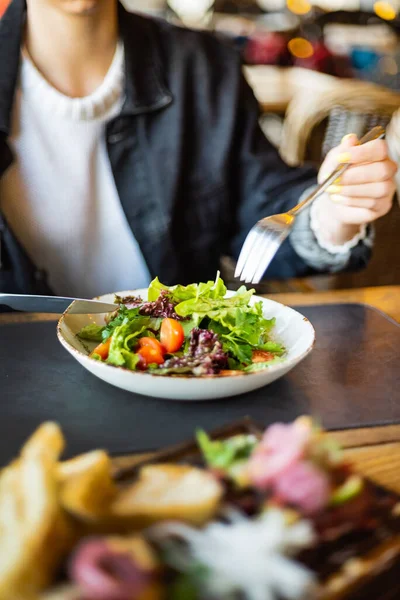 Žena Jíst Salát Restauraci — Stock fotografie