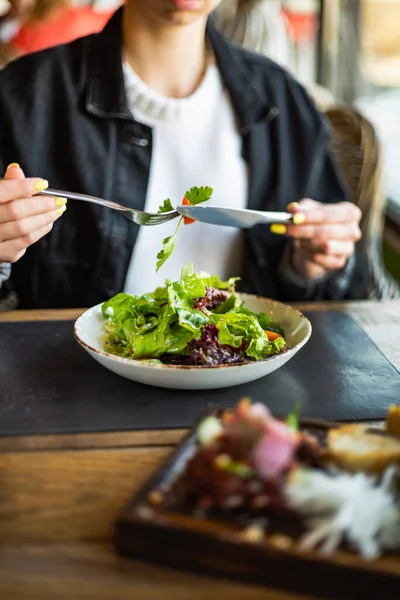 Woman Eating Salad Restaurant — Stock Photo, Image