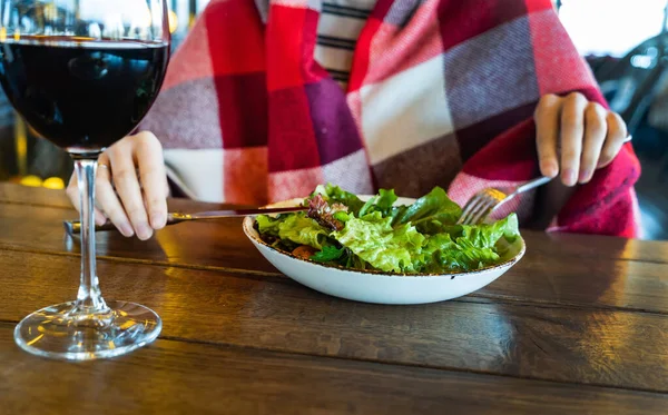 Žena Jíst Salát Restauraci — Stock fotografie