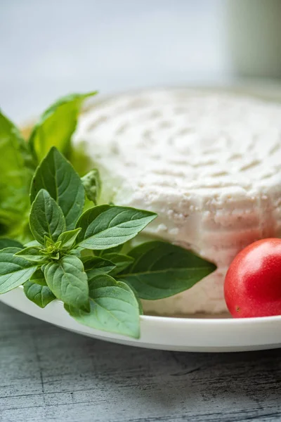 Świeże Ricotta Bazylią Pomidorami — Zdjęcie stockowe