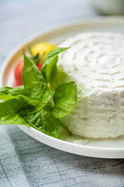 Čerstvá Ricotta Bazalkou Rajčaty — Stock fotografie