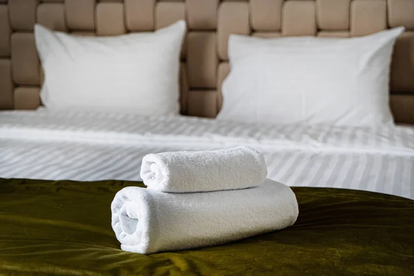 베개와 수건으로 침대에 — 스톡 사진