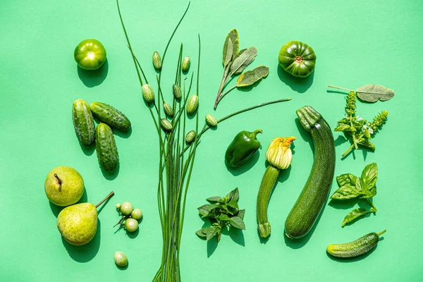 緑の背景にある緑の野菜 — ストック写真