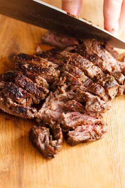 Eating steak — Stock Photo, Image